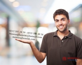 man_with_palm_up_in_a_shopping_enter_1149_219.jpg
