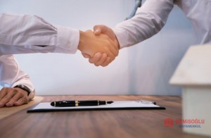 real_estate_agent_handshake_business_partnership_meeting_concept_1715_765.jpg